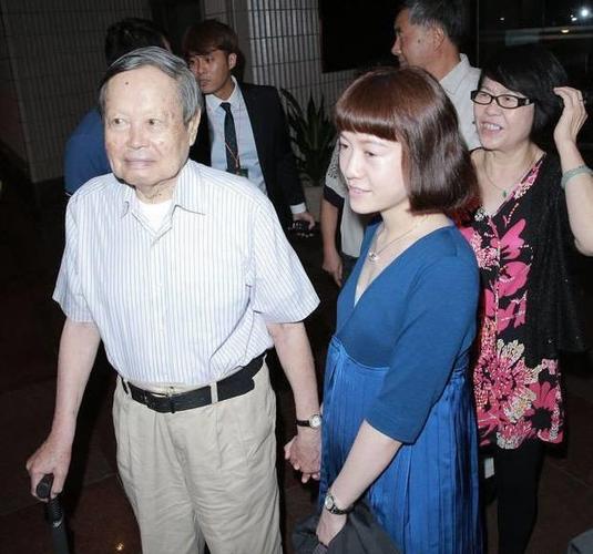 他是比霍金成就还高的中国人82岁时娶了个28岁的妻子