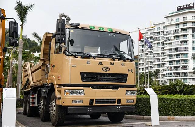 这是目前深圳最受欢迎的自卸实拍lng动力的华菱4轴自卸车