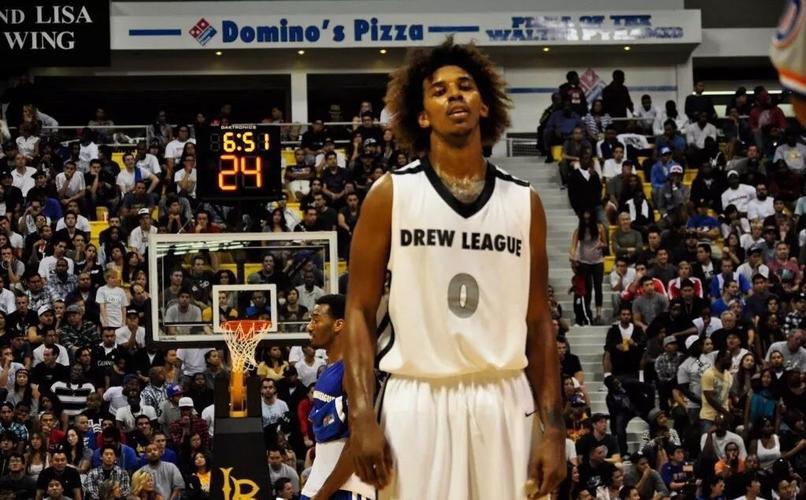 33岁的尼克杨捧起西部冠军奖杯笑得和往常不太一样