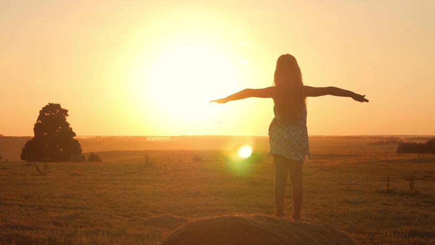 小女孩张开双手壮志豪情_3840x2160_高清视频素材下载