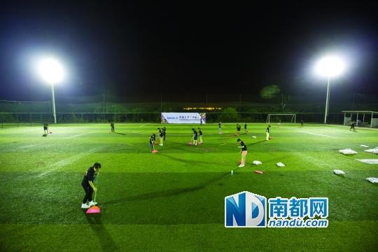 7月26日晚,十号体育公园足球场,彩色泡泡趴区里一男生在泡泡堆里撒野