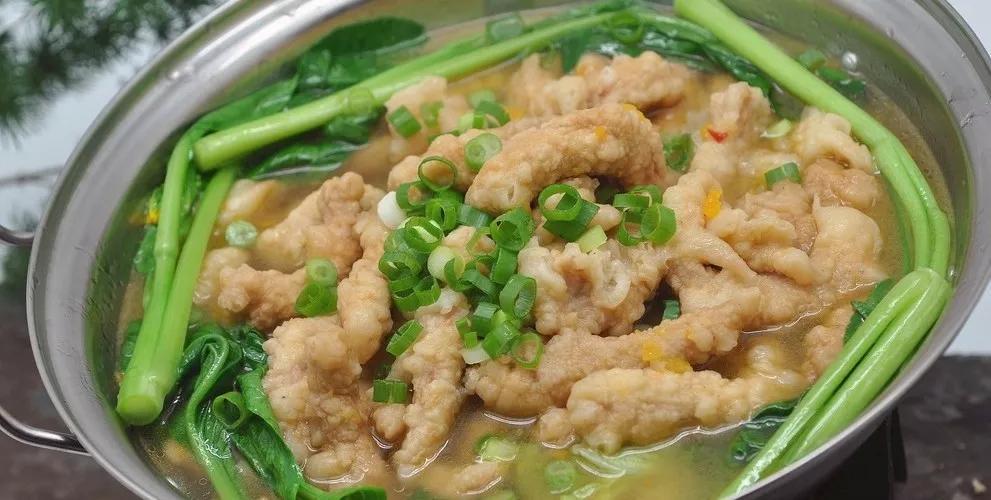 酥肉现吃味道香脆,吃不完的还可以做成酥肉汤,加入配菜一起煮,爽滑