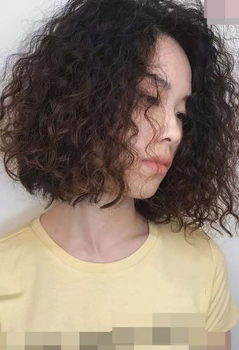 小卷短头发烫发发型图片 各种脸型卷头发造型图片(2)