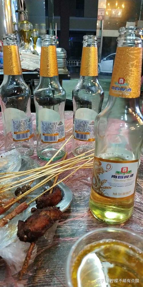 一个人吃烧烤喝啤酒