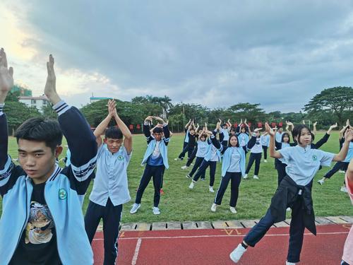 儋州市两院中学文体活动之——高二年级趣味运动会