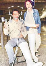 许冠文前晚化身重伤三人组,于深宵时分在机场取景,三人手脚均打上石膏