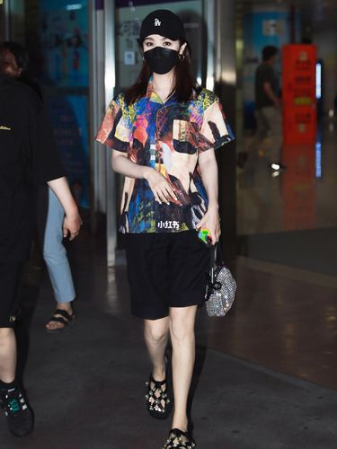 李菲儿机场私服穿搭_私服穿搭_娱乐_明星娱乐资讯
