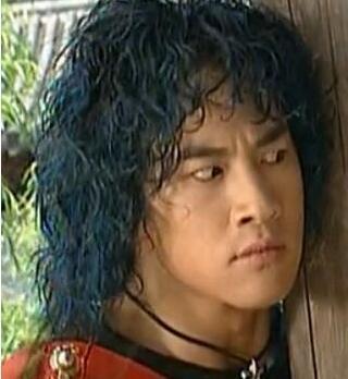 步惊云被称为潮流鼻祖没毛病 15年前穿皮裤连汪峰都比