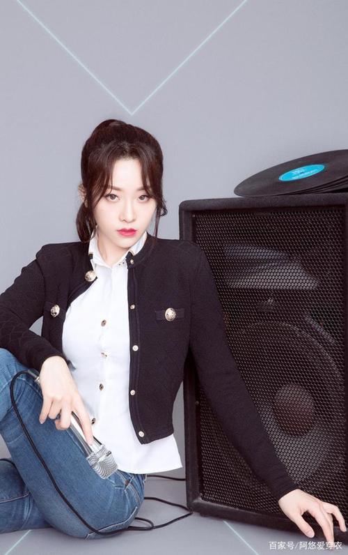 喻言机场造型a爆了,短上衣搭牛仔裤飒爽帅气,小蛮腰却