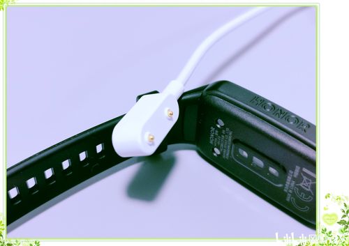 荣耀手环6的磁吸充电插头,非常方便,靠近就自动吸附!