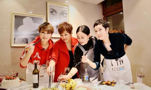 蒋雯丽梁静李静那英"不老姐妹团"原来是这样相识的.