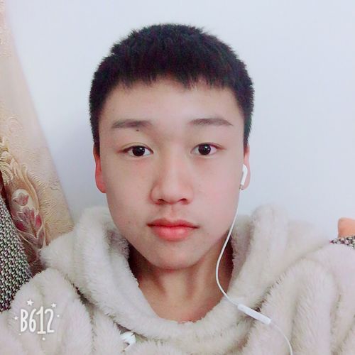 这是我初中时期剪寸头时的正脸照(发现在的不好意思啦