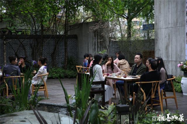 4月20日傍晚,一场主题为"涵善如茶"的清雅茶会在成都浣花溪公园旁的