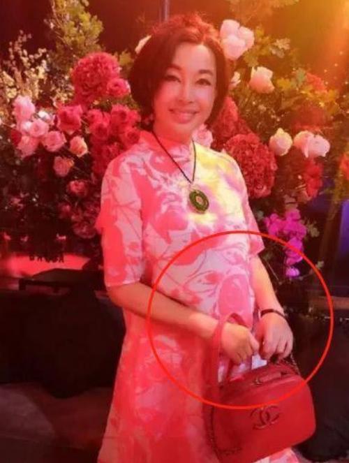 63岁高龄产妇刘晓庆疑似怀孕,网友:63岁叫妈妈还是奶奶呢