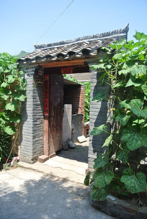 这是那家的老门   不知这门垛子是不是也翻新了