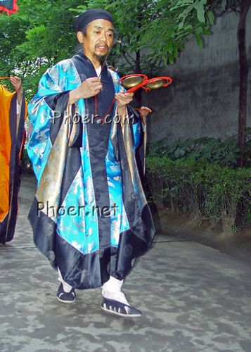 众道士绕着寺庙的各殿宇逶迤而行,边走边祷告 地点:青羊宫·青羊区