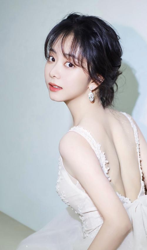 谭松韵越来越美了,什么样的礼服都可以驾驭,举止投足间尽是优雅.