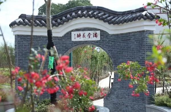 距益阳中心城区仅5公里,益沅一级公路穿村而过,与皇家湖旅游度假区和
