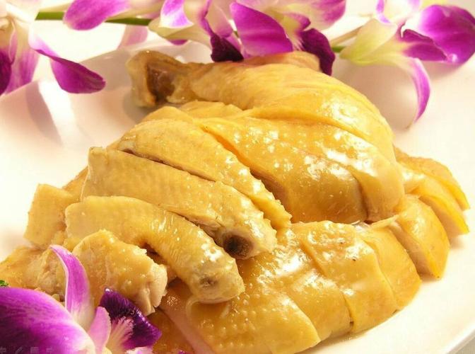 常熟叫化鸡采用当地特产—鹿苑三黄鸡为原料,此鸡肥大鲜嫩,以每只1700