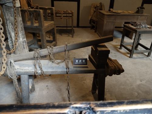 刑具        老虎凳