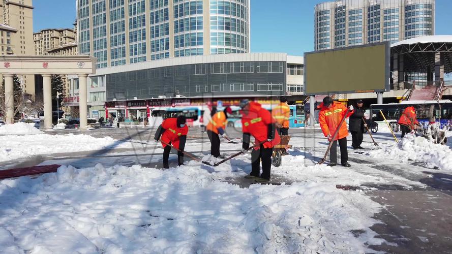 环卫工人扫雪铲雪