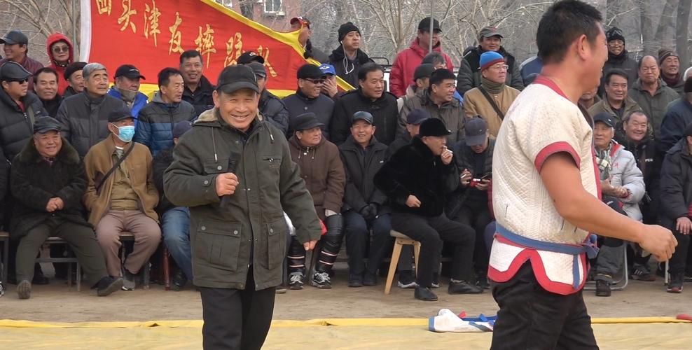 天津说跤人,让跤场更加精彩,看的是摔跤听得像相声