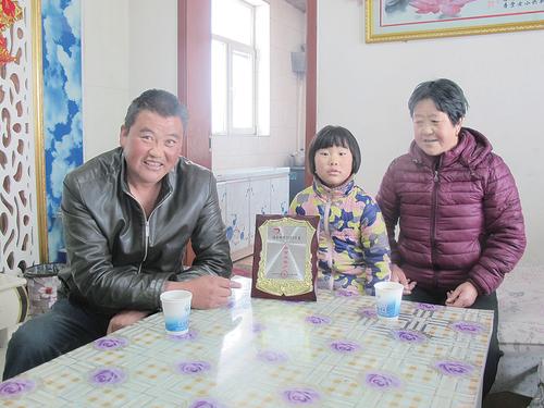 脱贫后一家人其乐融融.