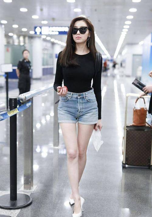 张天爱用力过猛了吧倒三角超短裤还不够挂两条袖子好难懂