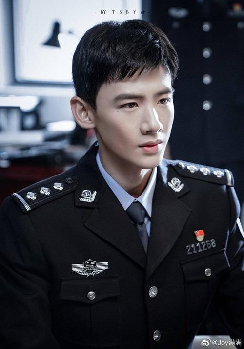 姐妹们,求几张邢克垒穿常服的照片当壁纸,谢谢大家!