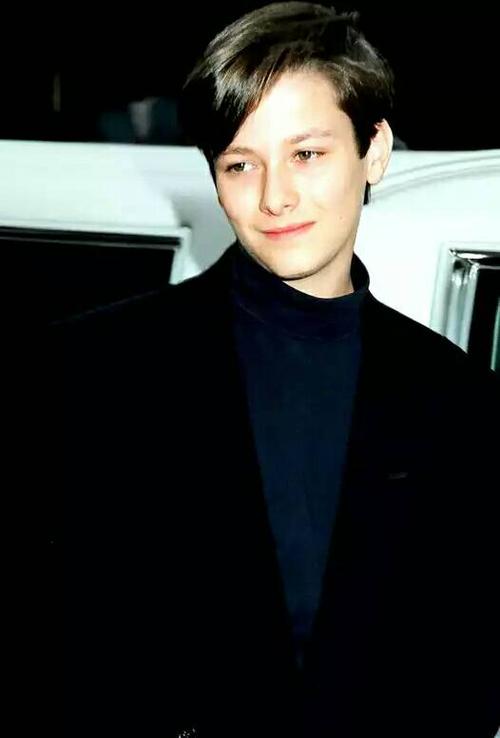  p>爱德华·弗朗(edward furlong),1977年8月2日出生于 a target="