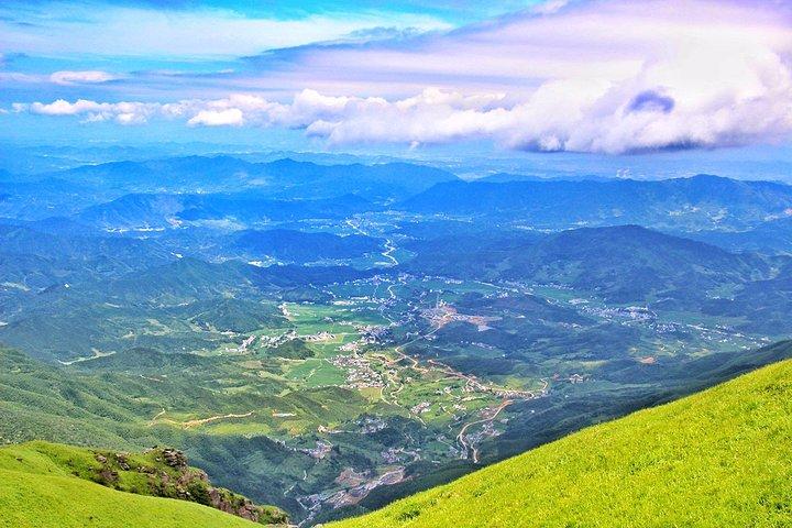 那是相当危险的,到处都是悬崖峭壁,这已是她们第三次来武功山