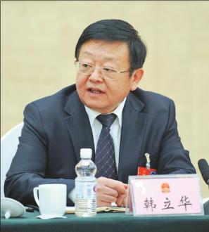 黑龙江日报1月16日讯大庆代表团团长,大庆市委书记韩立华接受记者采访