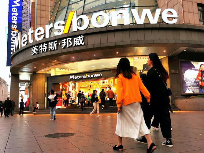 除了"商圈转移"的阶段性因素,疫情对美特斯邦威的门店关闭产生了直接