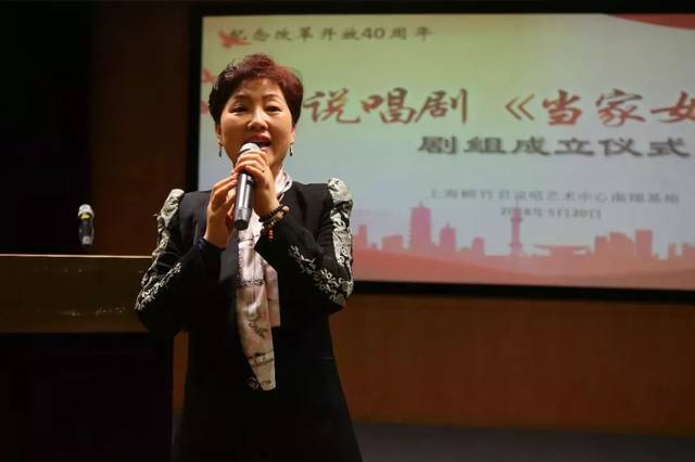 资深曲艺滑稽戏编导梁定东担任顾问,吸引了国家一级演员顾竹君,陈健