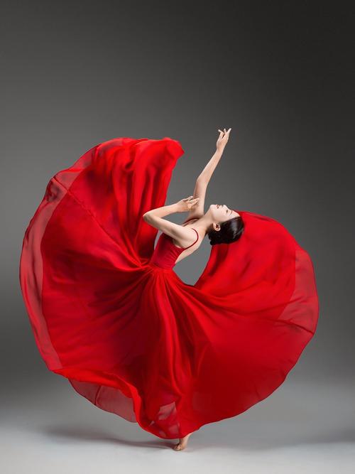 教大家6个60岁都能拍的舞蹈大摆裙动作.