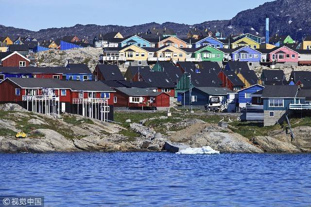 看到格陵兰岛海边人口密集的区域,最为亮眼的便是多彩的房屋,这沿袭