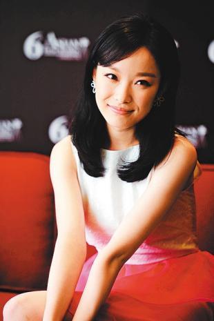 银幕下的倪妮很清纯.