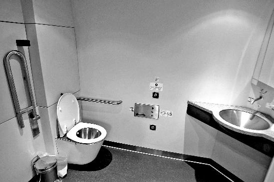 卫生间挺宽敞.上午9:32,南京站,g7131次列车整装待发.