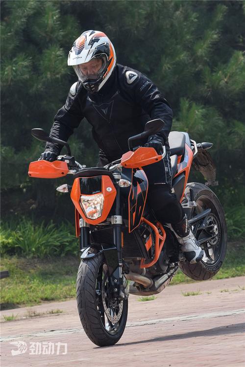 乐享时代你需要一辆好玩的摩托车ktm690duke