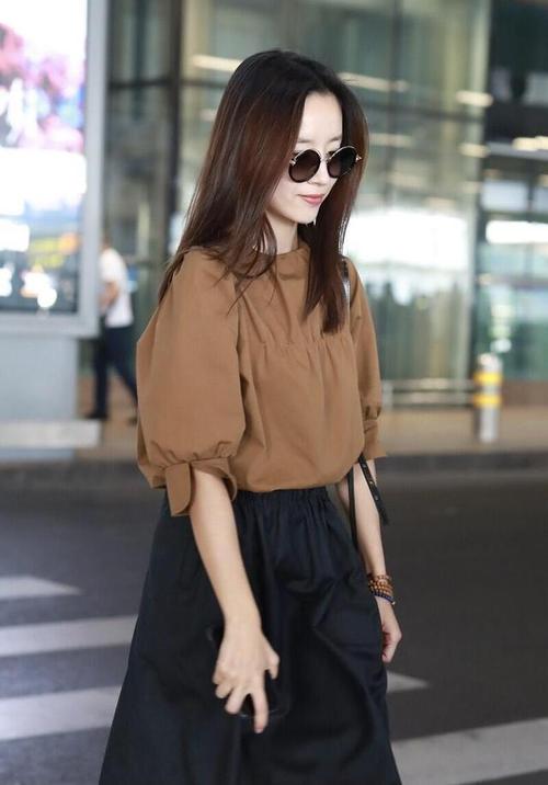 董洁的穿搭越来越简约,"卡其色上衣 半身裙",虽低调却