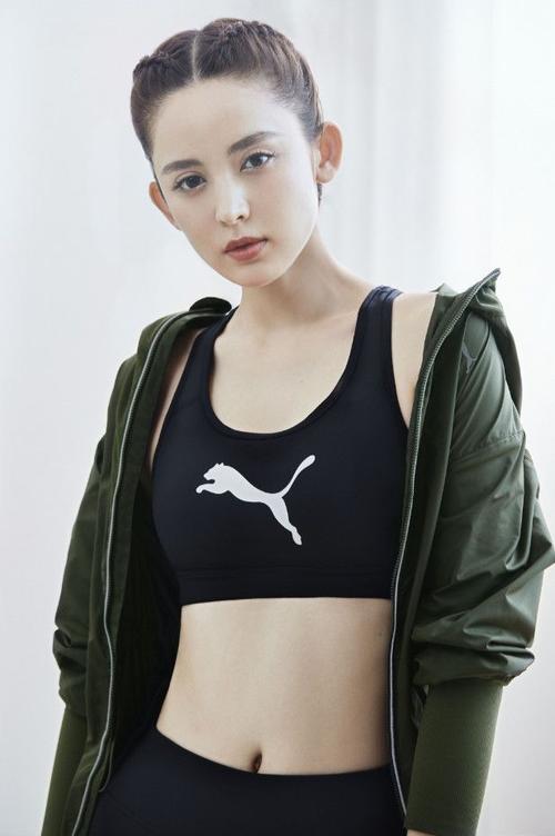 古力娜扎运动装太撩人,穿背心大秀"蚂蚁腰",乍一看像剃了头!