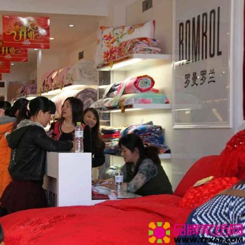 开业活动一开始就迎来了许多顾客进店抢购,收银台前排起了长长的队伍