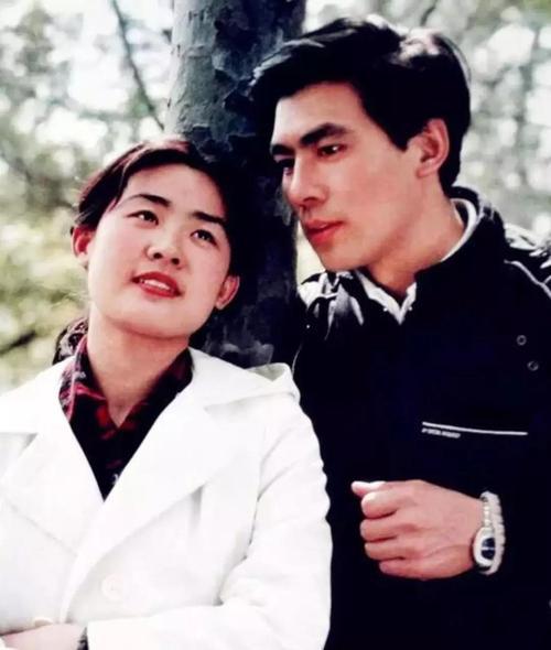 婚后不到一年朱时茂就正式进入了《牧马人》的剧组,和年轻靓丽的丛珊