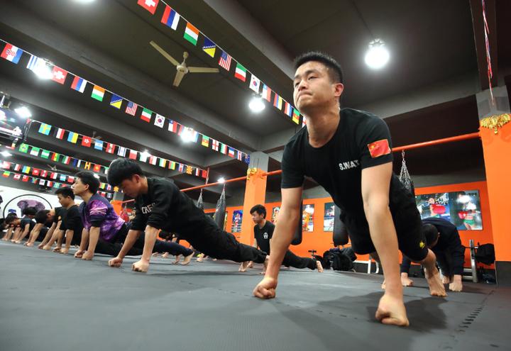 泰拳即泰国拳术,杀伤力大,以力量与敏捷著称.