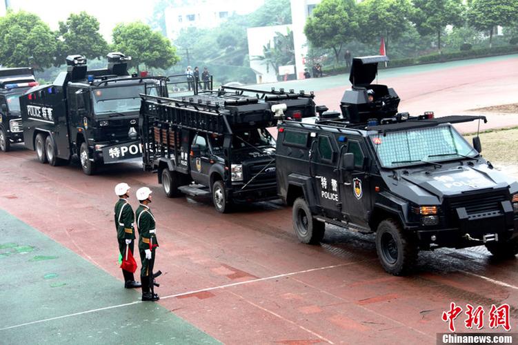 四川广安反恐防暴演练 女特警展演擒拿搏击术
