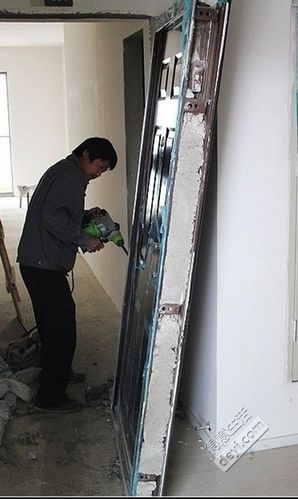 我房这个开发商标配的门是防盗门而不是防火门,不是很差,就一般,门顶