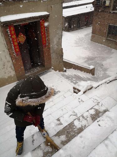 我在奶奶家门口的楼梯上扫雪.过路的人们都夸我是好孩子.