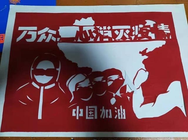 中国加油!冰城老人自制卡通纸板防疫情