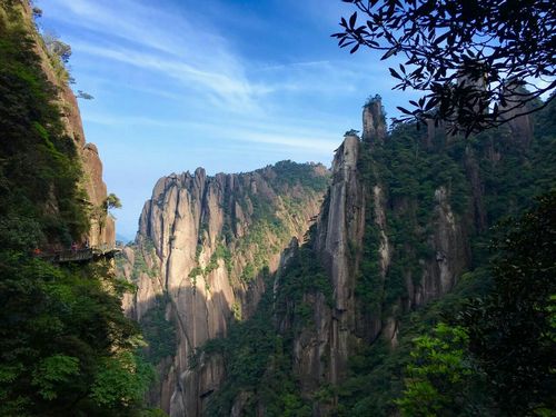 群岭巍峨耸峙,峭拔如柱,与茫茫林海深情相拥.