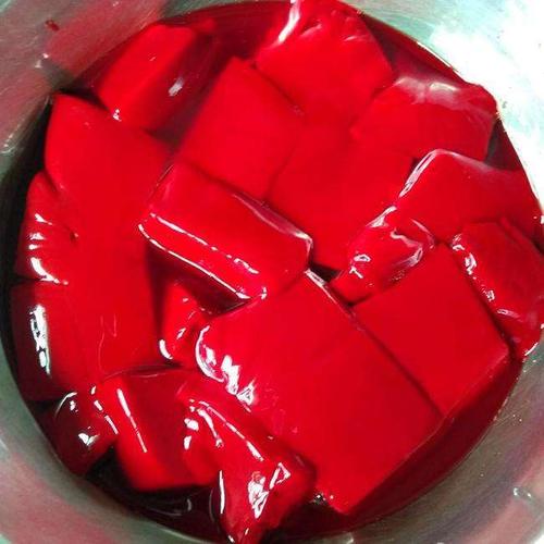 买猪血时,选颜色鲜艳的还是选颜色暗的?老板:遇到这几